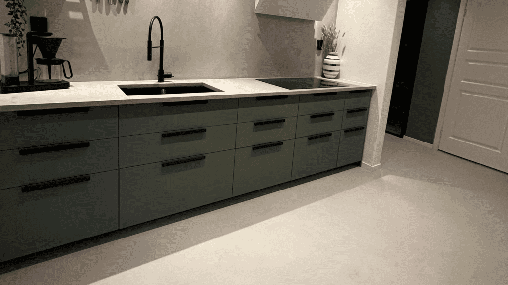 Kök med microcement på golv,vägg och bänkskiva