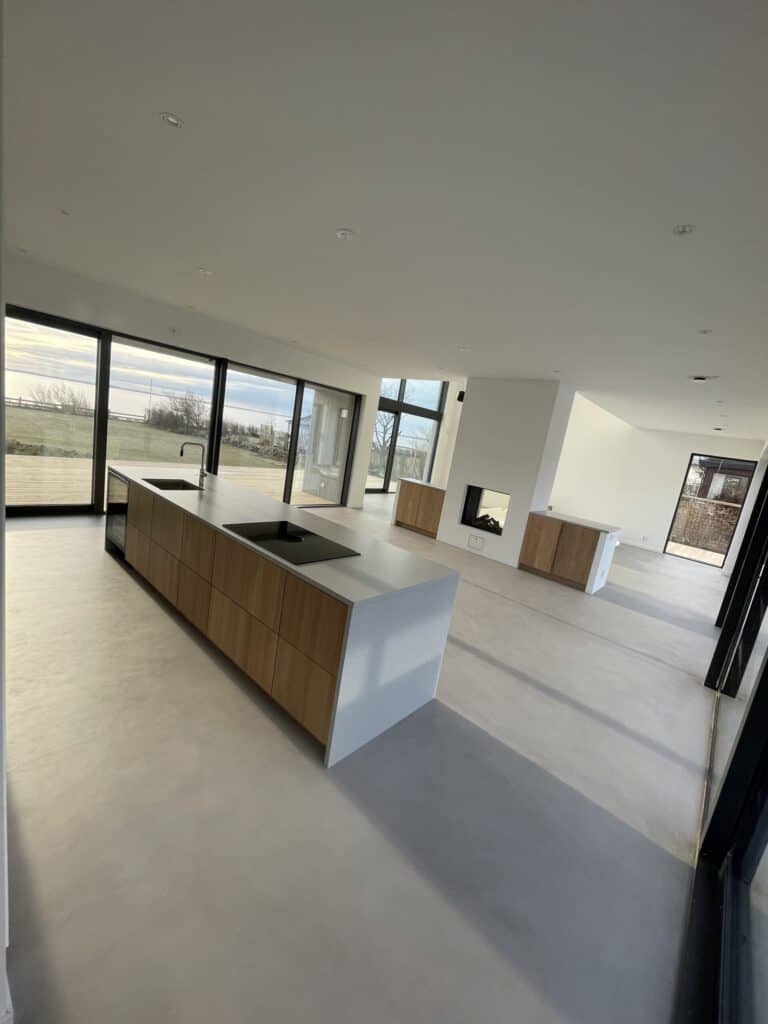 Stort golv me en bänkskiva i mitten