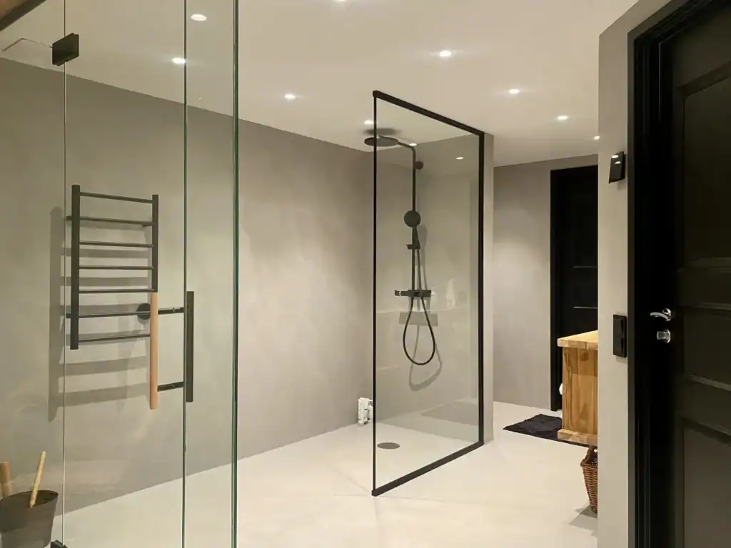 Gbg Maleridesign Microcement badrum ljusgra min 1