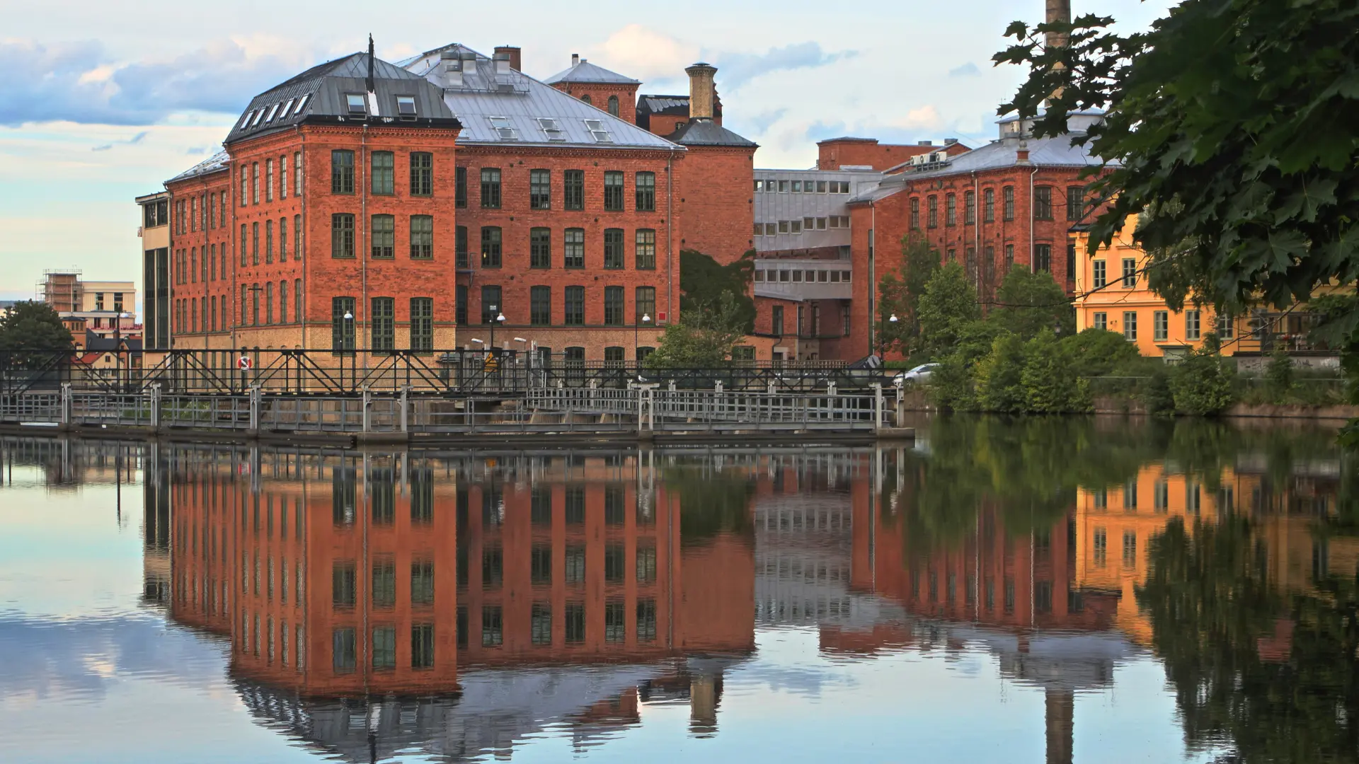 Industrilandskapet med Motala ström i Norrköping